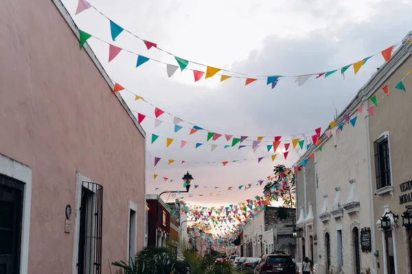 Banderas Colores Contra Cielo Rosado Atardecer Una Ciudad Colonial Española — Foto de Stock