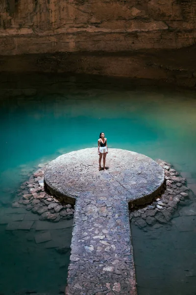 墨西哥尤卡坦半岛上一个山洞里的女孩 洞里有一个蓝色的刺槐湖 — 图库照片