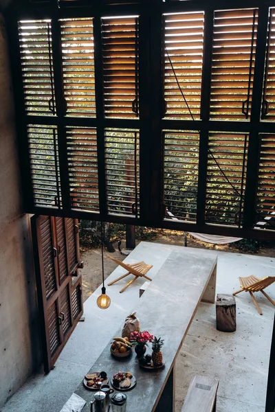 森林中房子里的水泥桌子和吊床 — 图库照片