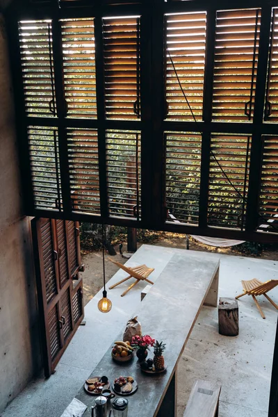 Table Béton Hamacs Dans Maison Milieu Jungle — Photo