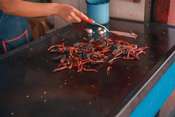 Meksika 'da kırmızı biberli, kızarmış çekirgeler.