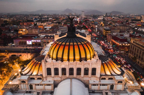 Gün batımında Mexico City 'deki metropolün insansız hava araçlarından ve evlerinden görüntüler