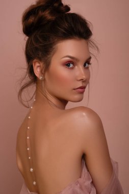 güzel bir kız ile bir saç modeli.