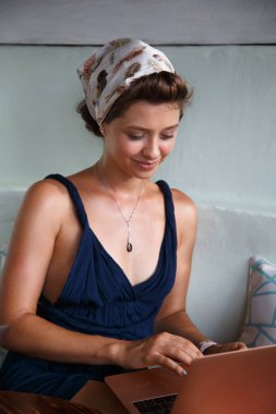 Dizüstü bilgisayarda çalışan kadın. Kullanılmış internet. Açık havada. Serbest çalışıyorum. Blogcu