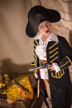 küçük çocuk karnaval korsan