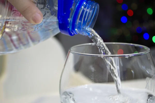 Cam bir bardağa dökülen saf suyun fotoğrafı.