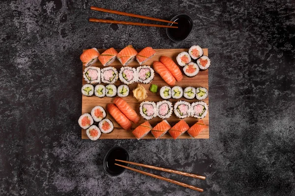 Sushi Dla Dwojga Nigiri Maki Rolki Służyły Drewnianej Desce Ciemnym — Zdjęcie stockowe