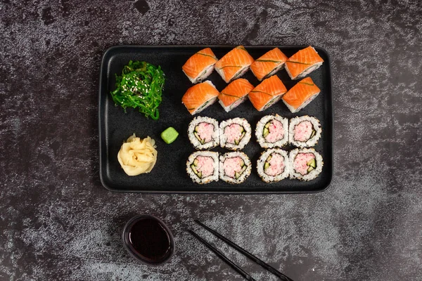 Sushi Uppsättning Maki Rullar Med Wakame Sallad Serveras Stenplatta Mörk — Stockfoto