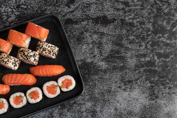 Sushi Uppsättning Maki Rullar Serveras Stenplatta Mörk Sten Bakgrund Japansk — Stockfoto