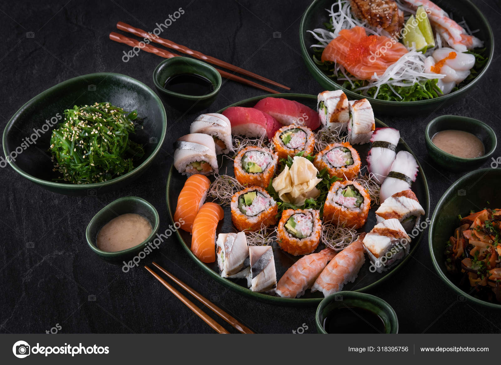 Salade D'algue, Sushi Japonais Photo stock - Image du sushis