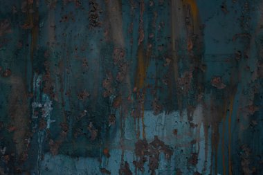 Soyut sanat dokusu arka planı. Yaratıcı duvar resimleri yakın plan. Güzel koyu arkaplan. Duvarda boya var. Mavi, gri, turuncu ve sarı çatlamış beton duvar yüzeyi