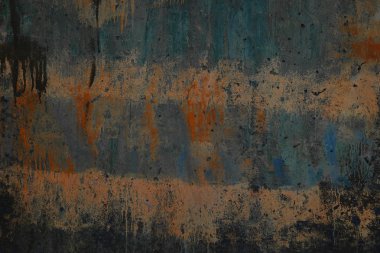 Soyut sanat dokusu arka planı. Yaratıcı duvar resimleri yakın plan. Güzel koyu arkaplan. Duvarda boya var. Mavi ve turuncu çizgili çatlamış beton duvar yüzeyi. Grunge tarzı