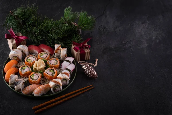 Blandad Sushi Sashimi Set Med Lax Tonfisk Och Mörk Skiffer — Stockfoto