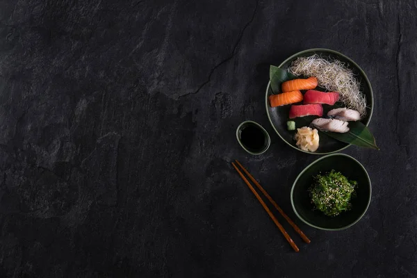 Sushi Sashimi Nigiri Som Mörk Sten Skiffer Bakgrund Sjögräs Väcker — Stockfoto