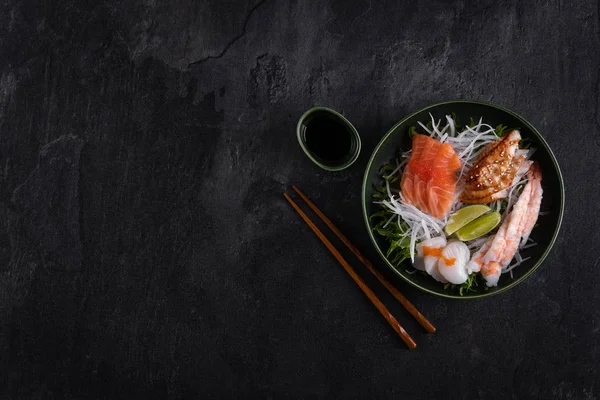 Sushi Sashimi Satt Mörk Sten Skiffer Bakgrund Lax Pilgrimsmussla Och — Stockfoto