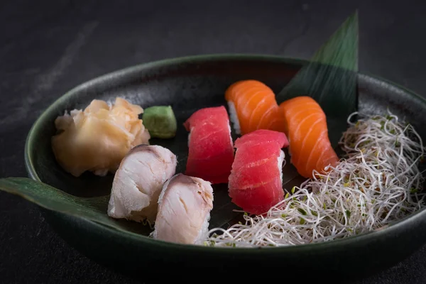 Närbild Sida Bild Diverse Sushi Sashimi Nigiri Som Mörk Sten — Stockfoto