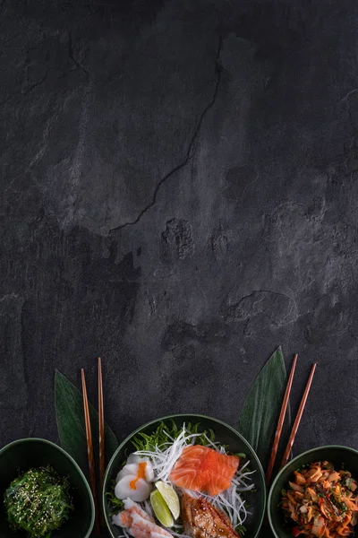 Sushi Auf Dunklem Schieferhintergrund Wakame Salat Mit Meeresfrüchten Lachs Jakobsmuscheln — Stockfoto