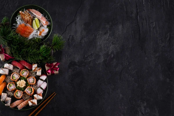 Zestaw Sushi Sashimi Łososiem Tuńczykiem Węgorzem Ciemnym Tle Łupkowym Dekoracjami — Zdjęcie stockowe