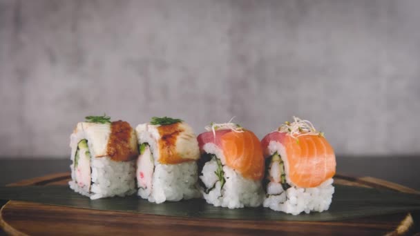 Sushi Rolle Auf Bambusblatt Auf Holzbrett Maki Mit Garnelen Lachs — Stockvideo