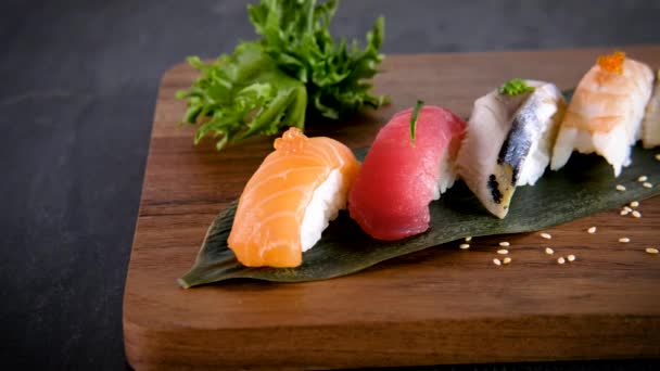 各种装饰过的刺身黑鬼在木板上服役 金枪鱼 对虾和鳗鱼 日本餐馆菜单 滑动运动 — 图库视频影像