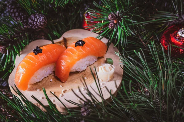 Zestaw Sushi Nigiri Łososiem Drewnianej Desce Koncepcja Bożego Narodzenia Lub — Zdjęcie stockowe