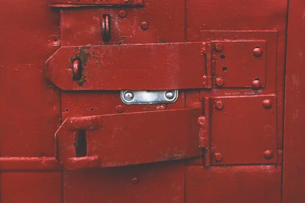 Porta Metal Vermelho Com Fundo Bloqueio Velha Placa Ferro Desgastado — Fotografia de Stock