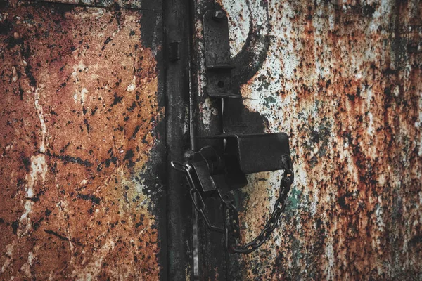 Roestige Metalen Deur Met Slot Textuur Achtergrond Oude Versleten Ijzeren — Stockfoto
