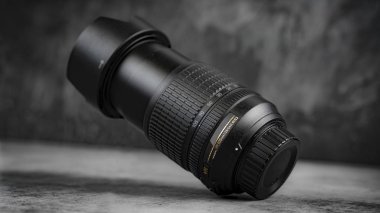 Koyu gri arka planda kamera lenslerini uçurmak. Profesyonel fotoğraf ekipmanları. Hedef kapat, boşluğu kopyala