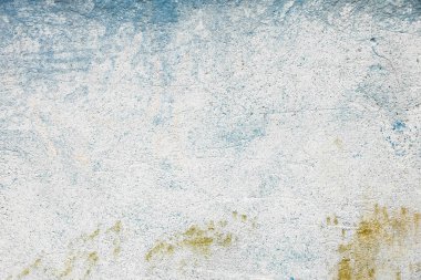 Tahıllı ve çizikli eski renkli duvarın soyut dokusu. Güzel, sanatsal, yaratıcı bir geçmişi var. Beyaz, sarı ve mavi eskimiş taş dokusu. Boşluğu kopyala