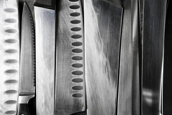 Profesyonel Mutfak Bıçakları Koyu Taşlı Arka Planda Yaratıcı Düzen Şef — Stok fotoğraf