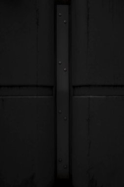 Siyah metal duvar dokusu arka planda. Çivili metal plakalardan modern bina duvarı. Tasarım için kopyalama alanı ile kapat