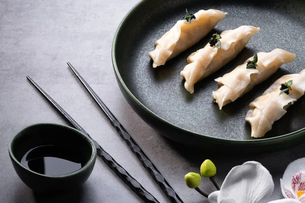 Japanska Gyoza Dumplings Grå Sten Bord Bakgrund Traditionell Asiatisk Mat — Stockfoto