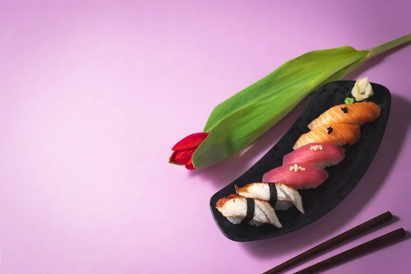 Sushi Set Med Blomma Rosa Bakgrund Lax Tonfisk Och Sashimi — Stockfoto