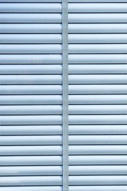 Pencere panjurları ya da perde arkası. Yaratıcı mavi panjurlar. Yaratıcı, güzel arkaplan görüntüsü. Modern jaluzi tasarımı. Ev penceresi dekorasyonu