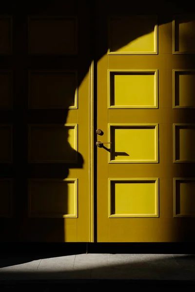 Κίτρινη Ξύλινη Πόρτα Τοξωτή Σκιά Την Ηλιόλουστη Μέρα Μεγάλη Vintage — Φωτογραφία Αρχείου