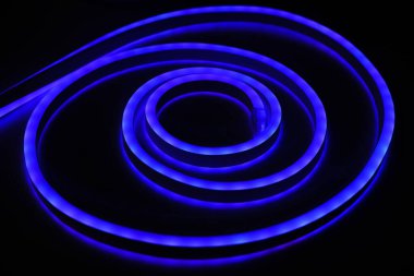 Mavi LED ışık diyot şerit kablo rulosu siyah zemin üzerinde. Modern yıldırım