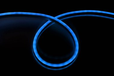 Mavi LED ışık diyot şerit kablo rulosu siyah zemin üzerinde. Modern yıldırım