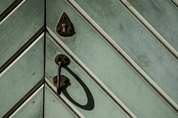 Oude Middeleeuwse Houten Deur Detail Zonlicht Groene Houten Deur Met — Stockfoto