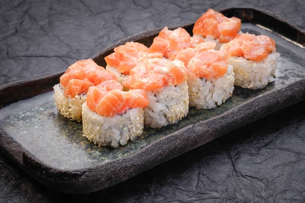 Zestaw Sushi Serwowany Ciemnym Tle Pieczone Maki Roll Philadelphia Maki — Zdjęcie stockowe