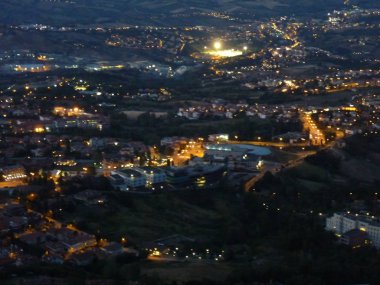 San Marino 'daki dağ restoranından akşam saatlerinde şehrin ışıklarına