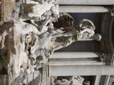 Roma 'daki ana ve ünlü Trevi çeşmesi.