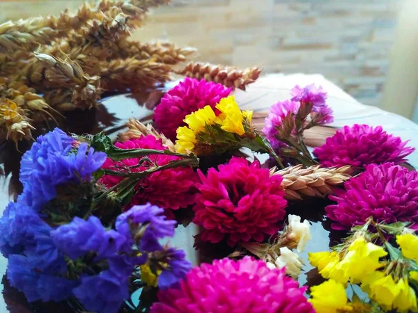 Taze çiçekler ve dikenler