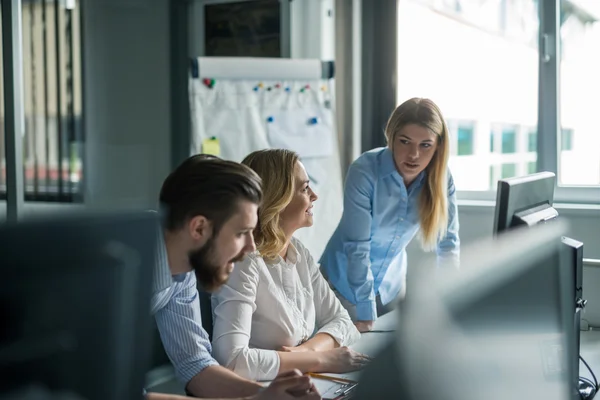 Colleghi che lavorano insieme — Foto Stock