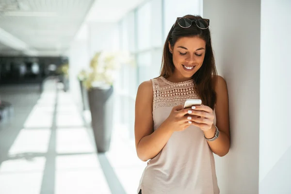 Texting com clientes — Fotografia de Stock