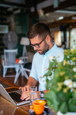 bir kafede çalışıyor