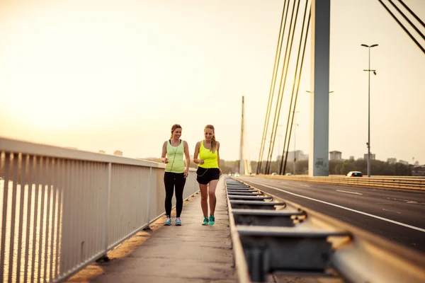 Jovens meninas jogging — Fotografia de Stock