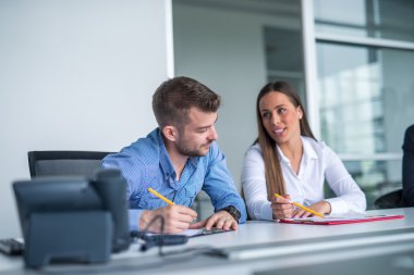 Birlikte bir proje üzerinde çalışıyor