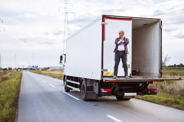 Stående med korsade armar — Stockfoto