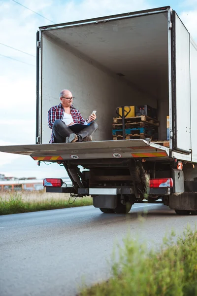 Arbetar på telefonen — Stockfoto