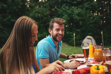 Arkadaş grubu yemek